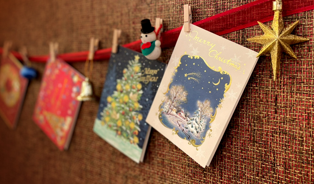 クリスマスカードの飾りつけ チキュウグリーティングス